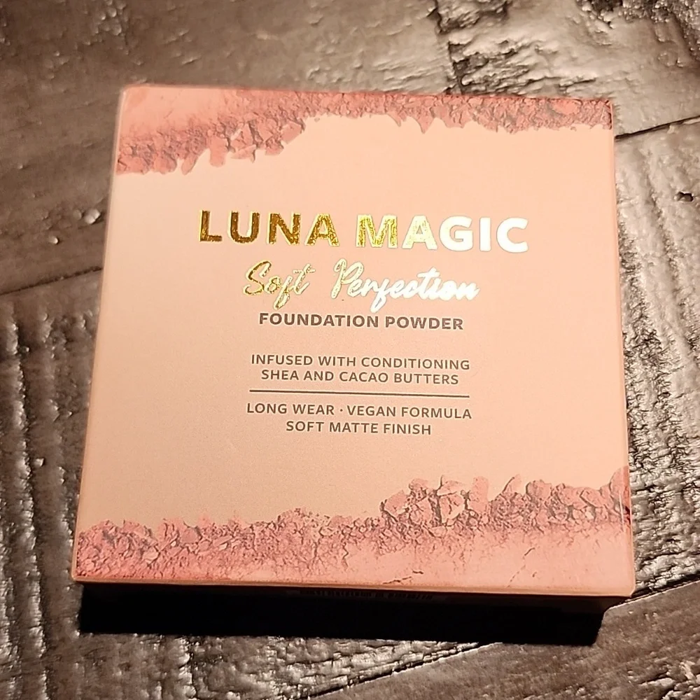 🆕️Luna Magic Soft Perfection Foundation Powder- TAN